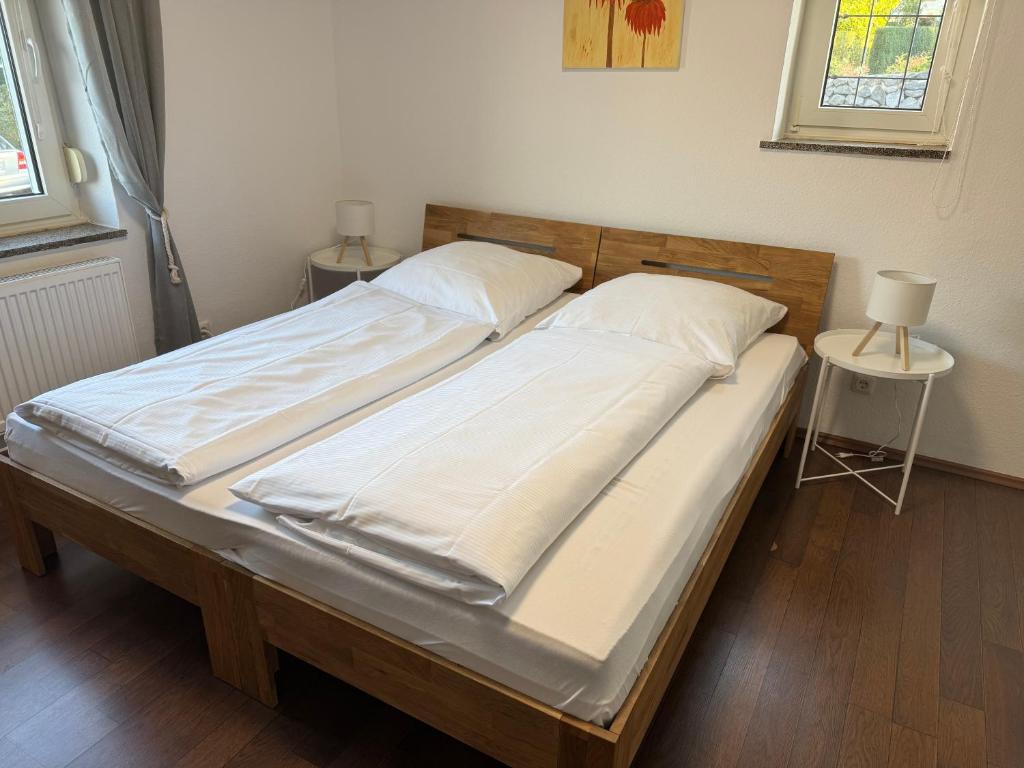 Westerwald Apartments - Das Ferienhaus, zentral, ruhig, einfach gut!にあるベッド