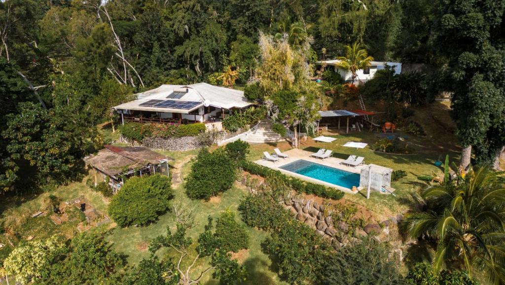 una vista aérea de una casa con piscina en TAHITI - Villa Aorai Hills & Pool, en Papeete