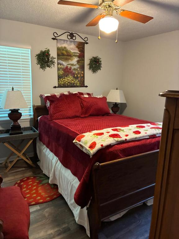 Giường trong phòng chung tại Sooner Nations Strawberry Hill 3 bedroom 2 bath