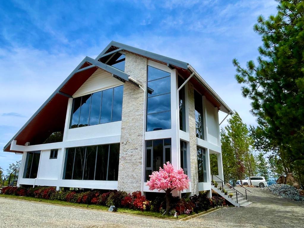 un edificio con grandes ventanas y flores rosas en StarLight Villa, en Kampong Kundassan