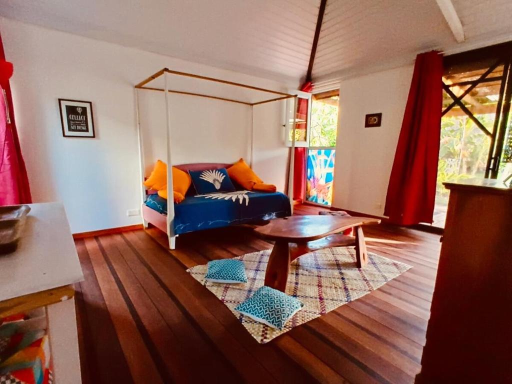 Una sala de estar con un sofá azul y una mesa. en Blue lagoon - private access to blue lagoon, en Punaauia