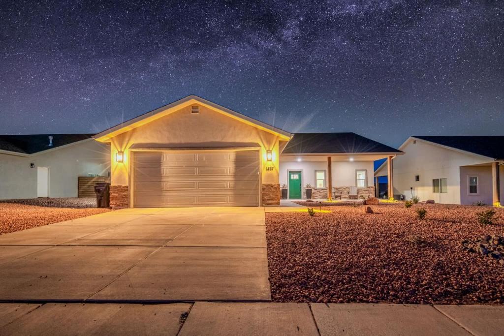 Una casa con garaje por la noche con un cielo estrellado. en Kanab Utah Family Home Located near Zion and Bryce, en Kanab
