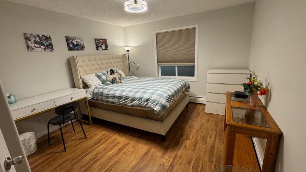 Ένα ή περισσότερα κρεβάτια σε δωμάτιο στο Main Floor Condo Fully Independent 1 Bed 1 Bath