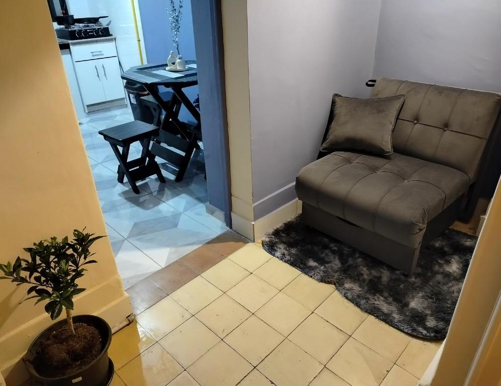 Ein Sitzbereich in der Unterkunft Céntrico, a una cuadra de la Plaza Isabel la Católica, linda zona