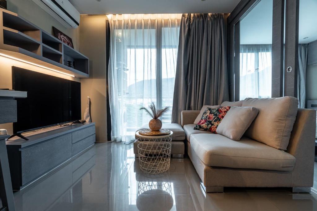 Μια τηλεόραση ή/και κέντρο ψυχαγωγίας στο Luxury 1BR Condo – Pool Mountain Views D508