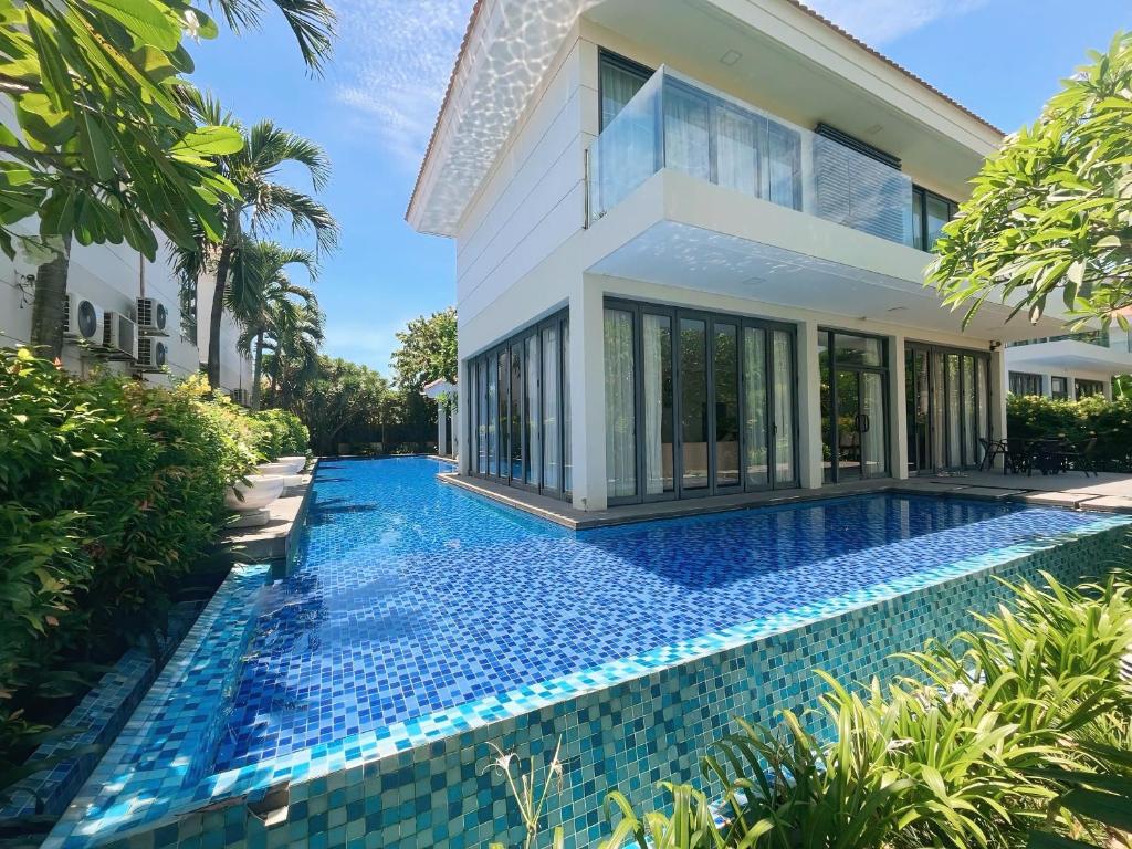 Biệt Thự 4 Phòng Ngủ Có Hồ Bơi Riêng Xung Quanh
