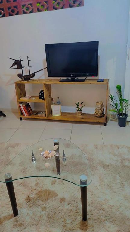 Televisyen dan/atau pusat hiburan di Loft aconchego Rústico