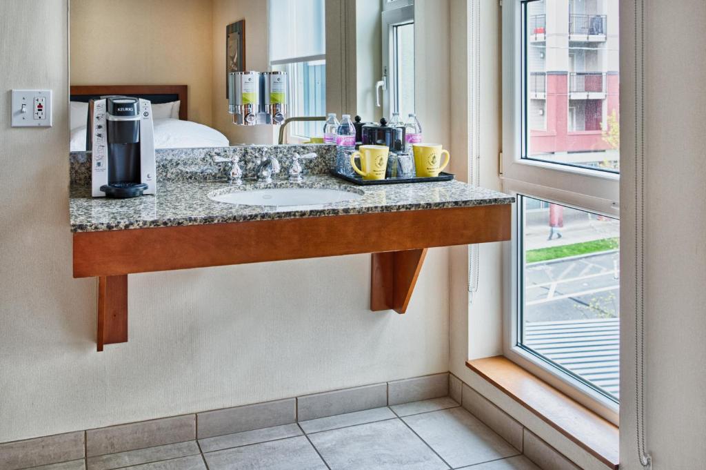 Staypineapple, Watertown Hotel, University District Seattle photo