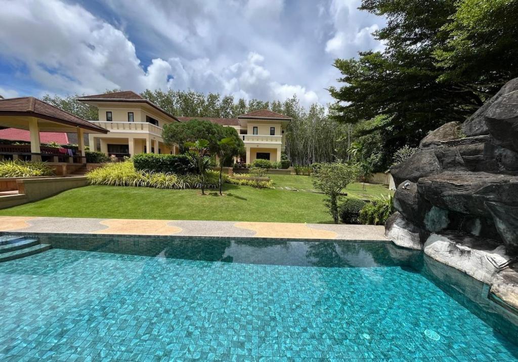 Bazén v ubytování 5BR Luxury Villa Bangtao With Staff Phuket nebo v jeho okolí