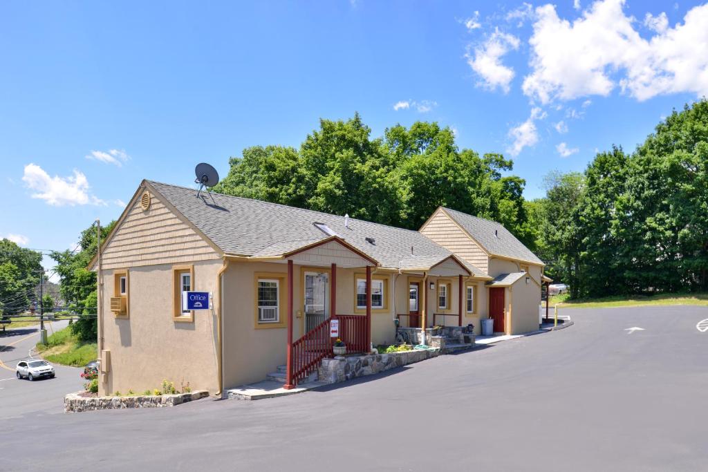 um edifício ao lado de uma rua em Golden Hill Inn-Danbury em Danbury