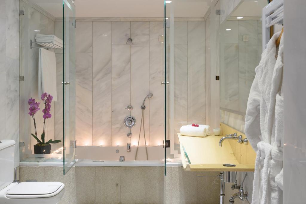 A bathroom at Aquila Atlantis Hotel