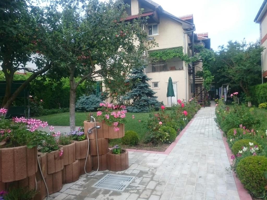 コスティネシュティにあるZoi Residenceの花の家の前の庭