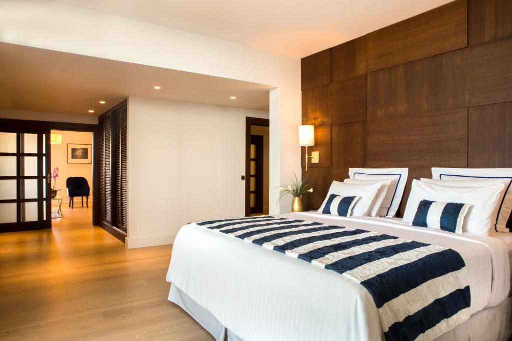 A bed or beds in a room at Aquila Atlantis Hotel