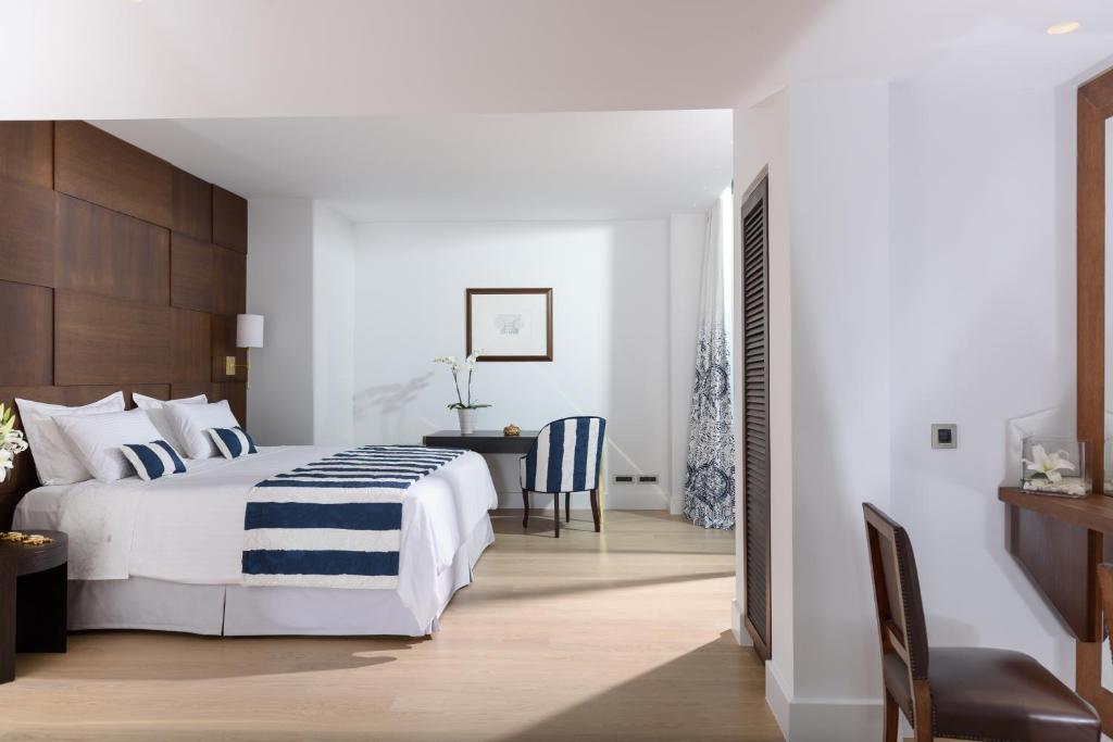 A bed or beds in a room at Aquila Atlantis Hotel