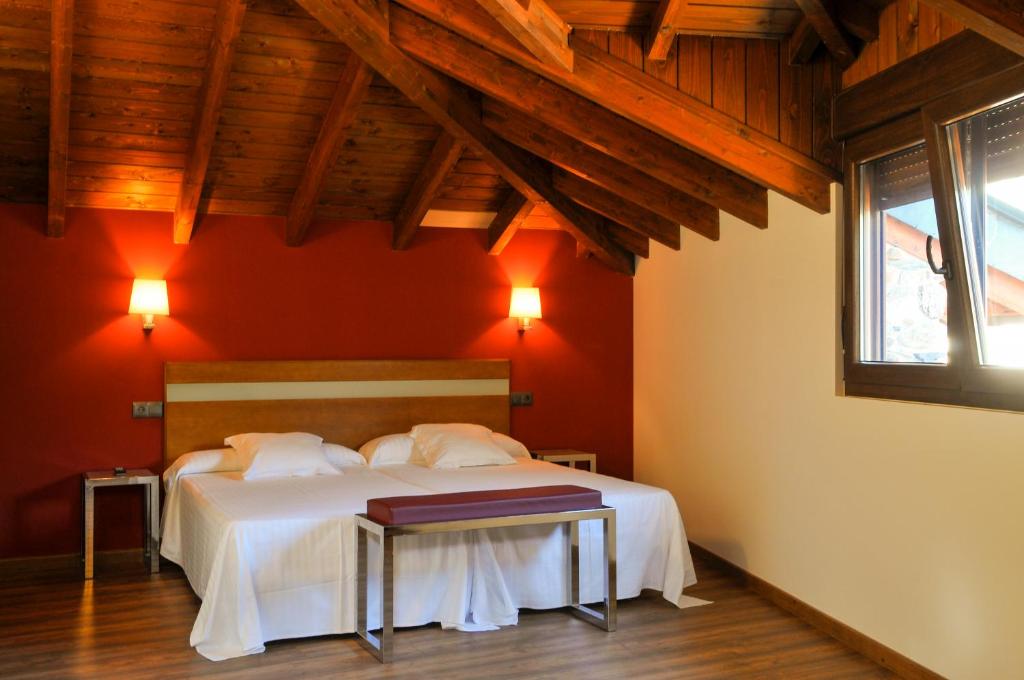 A bed or beds in a room at Hotel Rural Pescadores