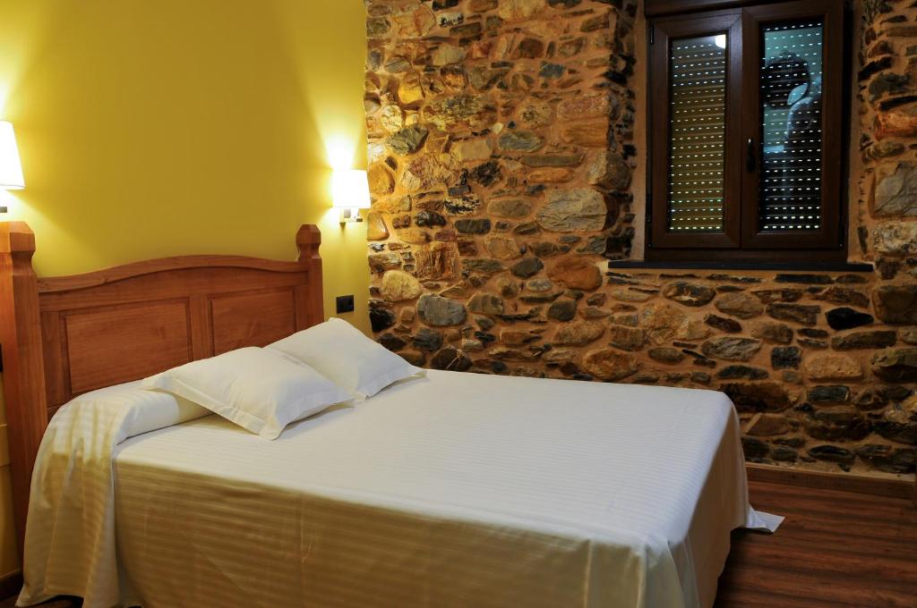 A bed or beds in a room at Hotel Rural Pescadores