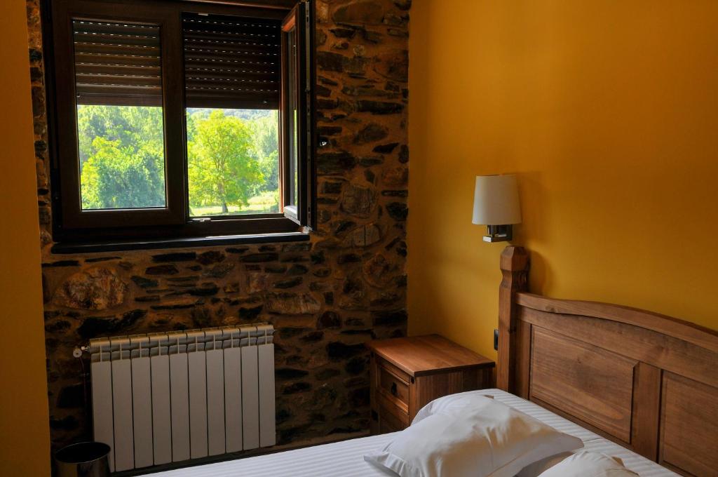 A bed or beds in a room at Hotel Rural Pescadores