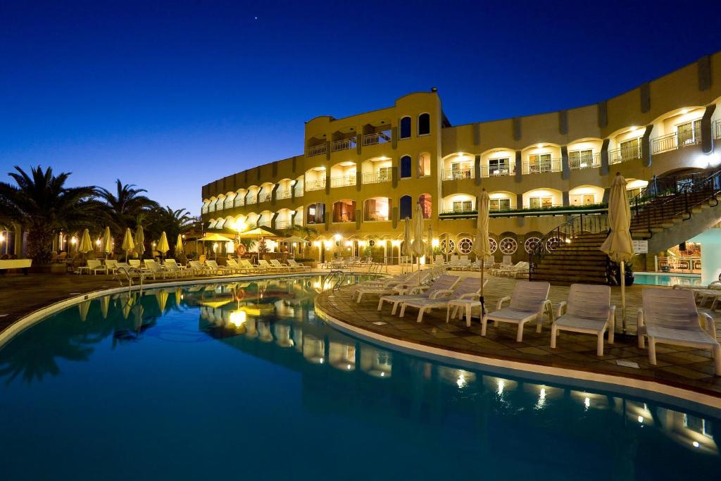 Bazén v ubytování Hotel San Agustin Beach Club nebo v jeho okolí