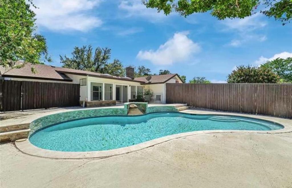 une piscine dans l'arrière-cour d'une maison dans l'établissement Spacious 3BR Oasis Pool Fire Pit & Family Fun, à Cowley