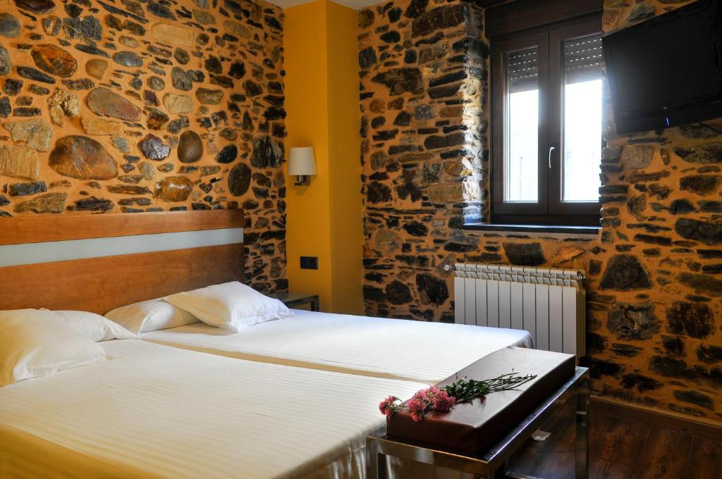 A bed or beds in a room at Hotel Rural Pescadores