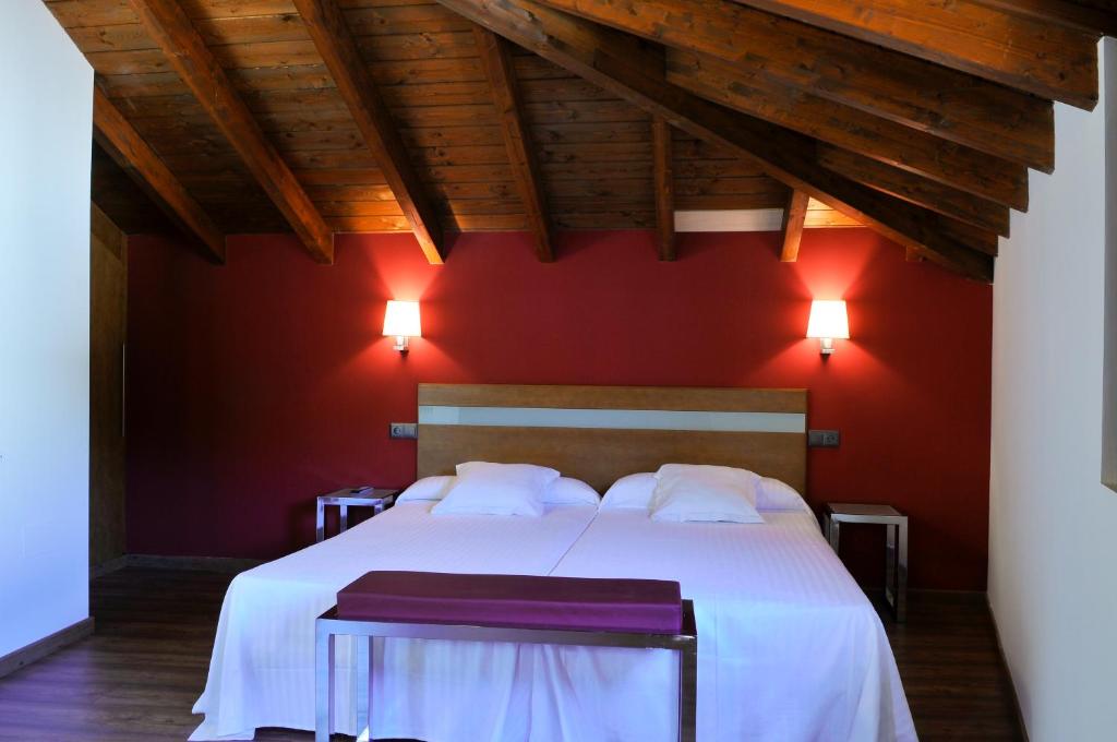 A bed or beds in a room at Hotel Rural Pescadores