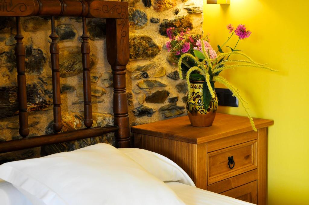 A bed or beds in a room at Hotel Rural Pescadores