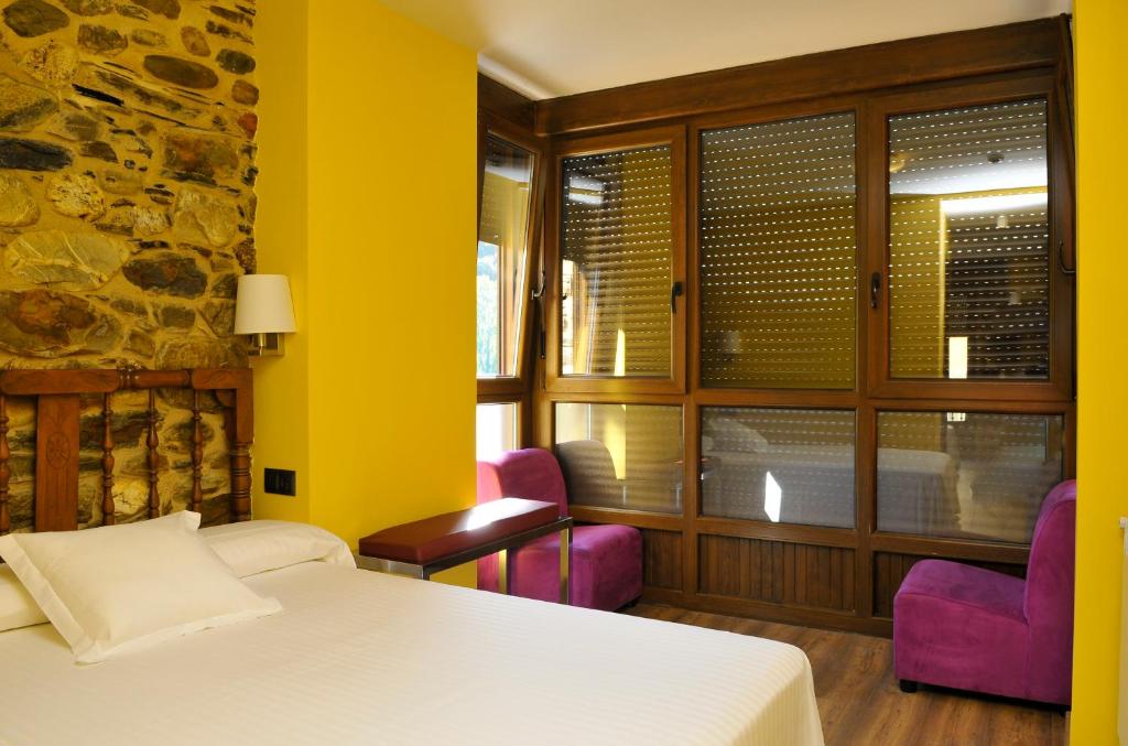 A bed or beds in a room at Hotel Rural Pescadores