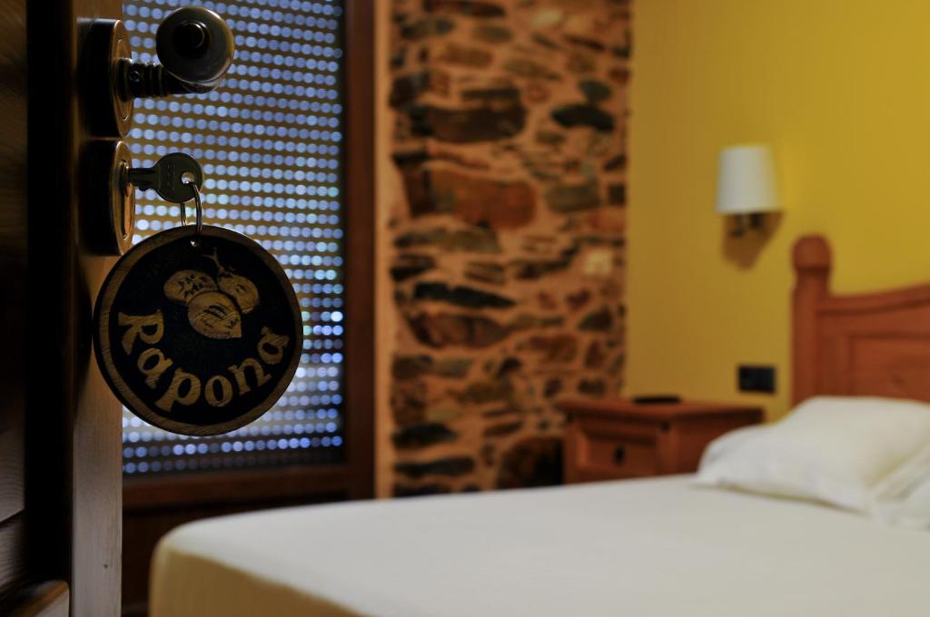 A bed or beds in a room at Hotel Rural Pescadores