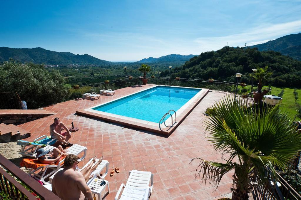 Bazén v ubytování Il Poggio Country Resort nebo v jeho okolí