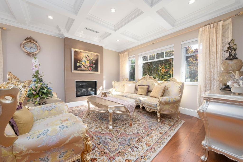 Imagen de la galería de Upscale Villa in quiet street with grand family living space and luxury bedrooms, en Vancouver