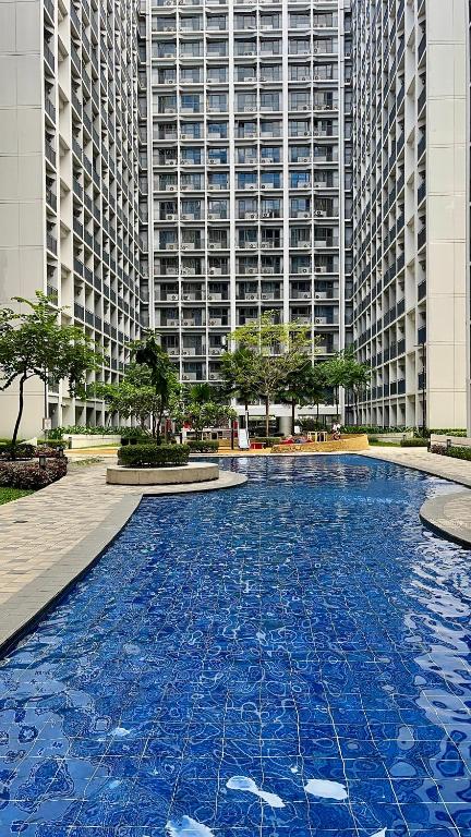 Bazén v ubytování Shore 2 Tower 3 Modern Loft Near Mall of Asia nebo v jeho okolí