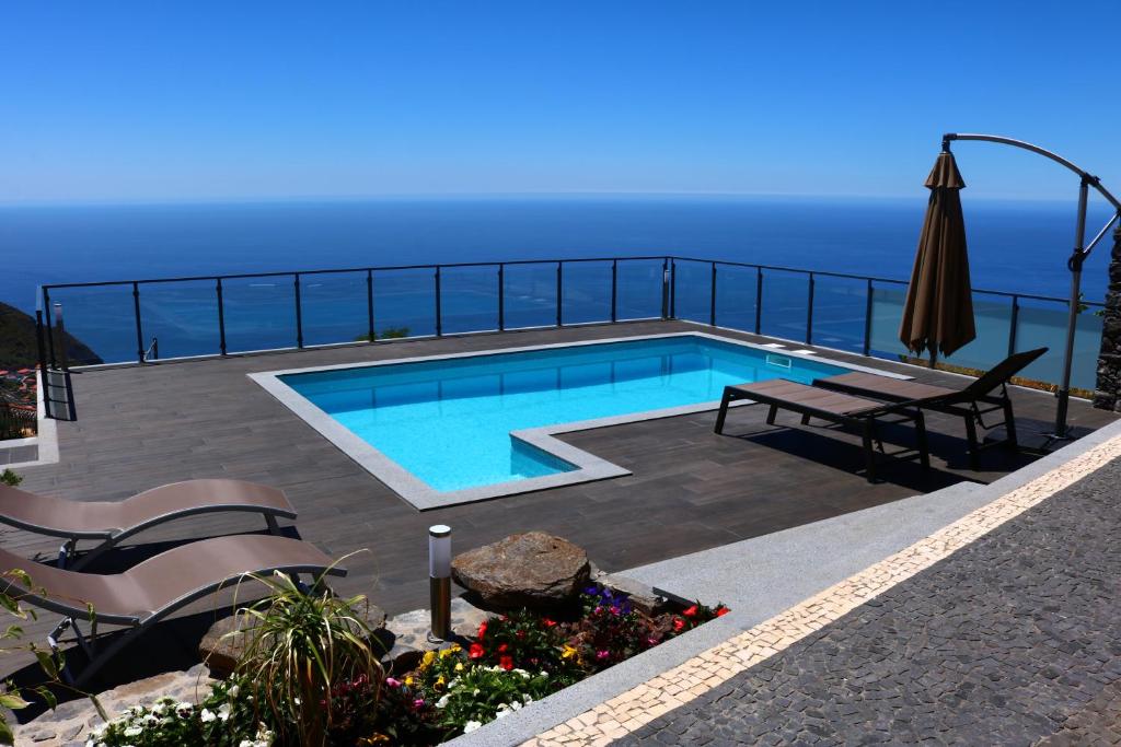 アルコ・ダ・カリェタにあるCasa da Caixeiraの海の景色を望むスイミングプール