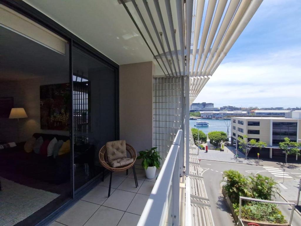 En balkon eller terrasse på Stylish Studio with Waterfront Views in Barangaroo