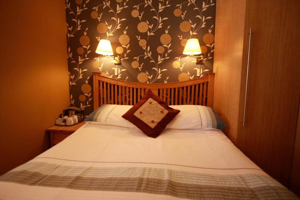 1 dormitorio con cama con almohada en Brentwood Guest House en York