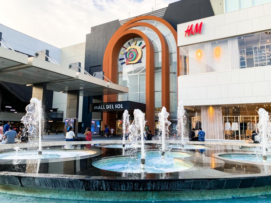a group of fountains in front of a shopping mall at Luxury Suites frente mall del sol a pocos minutos del aeropuerto y terminal terrestre in Guayaquil