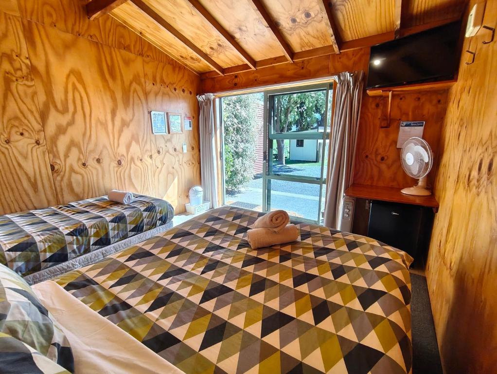 
Standard Cabin with Shared Bathroom (3 People)
