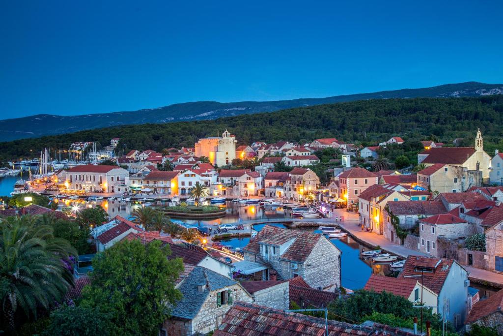 Výhľad na mesto Vrboska alebo výhľad na mesto priamo z apartmánu