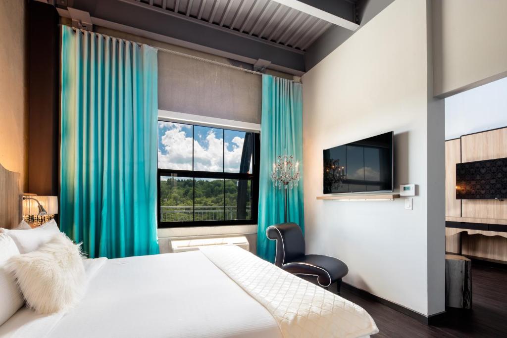TV a/nebo společenská místnost v ubytování Hotel Nyack, a JdV by Hyatt Hotel