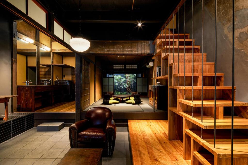 un salon avec un escalier et une table dans l'établissement Rinn Kishoan, à Kyoto