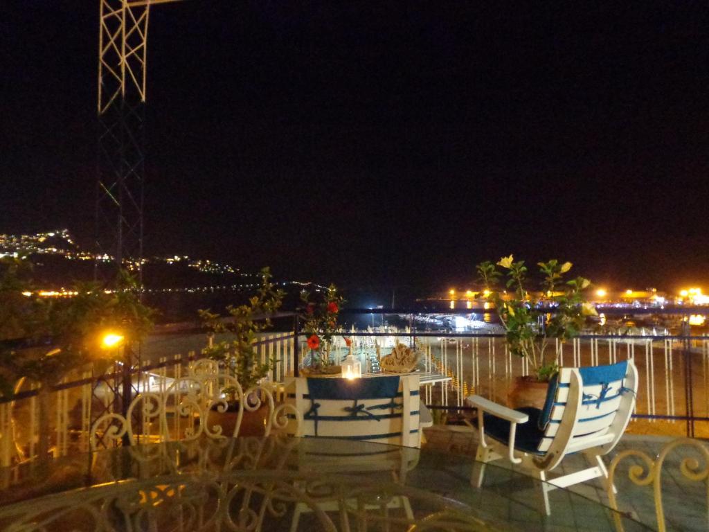 ジャルディーニ・ナクソスにあるCasa d'A..Mareの- バルコニー(夜間のテーブルと椅子付)