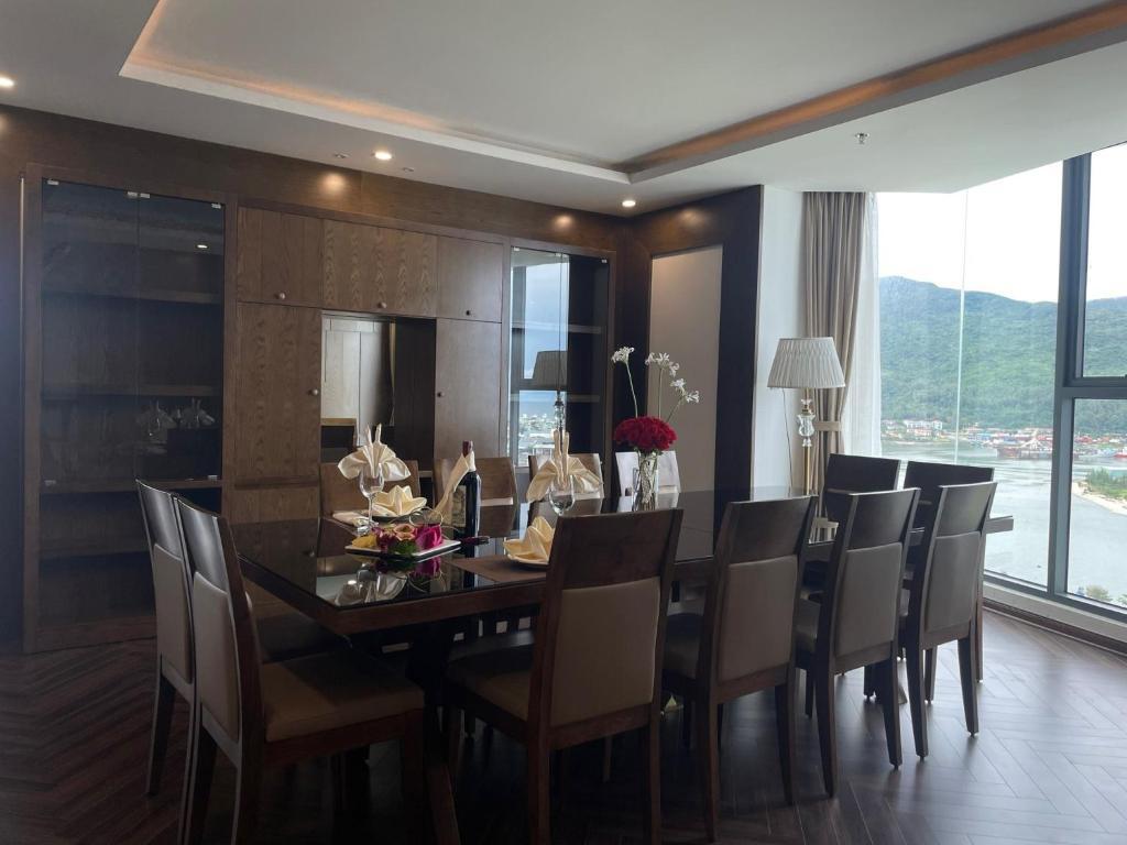 Suite Hạng Tổng Thống Nhìn Ra Toàn Cảnh