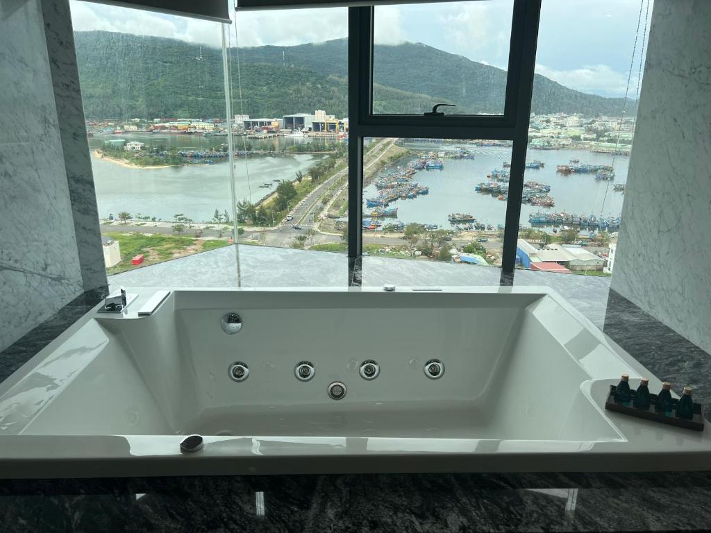 Suite Hạng Tổng Thống Nhìn Ra Toàn Cảnh