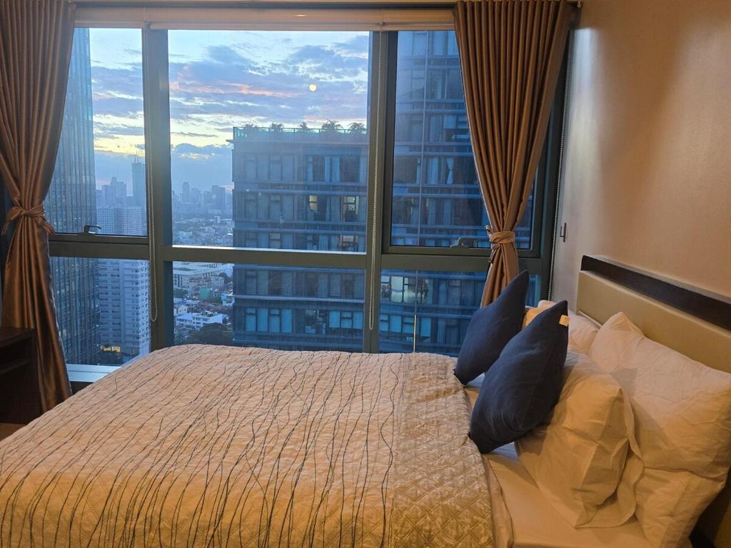 Beautiful Sunset One Uptown near Grand Hyatt BGC Uptown, St Lukes ...