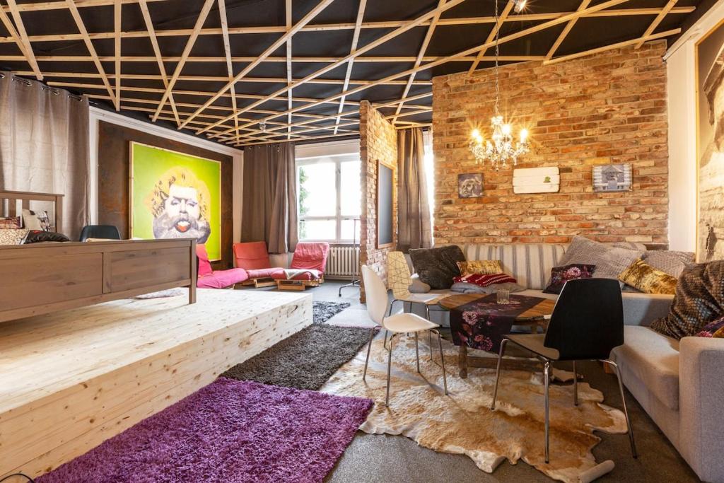 a living room filled with furniture and a brick wall at Urlaubsloft AUGUST'S Schatzkiste in Marienberg