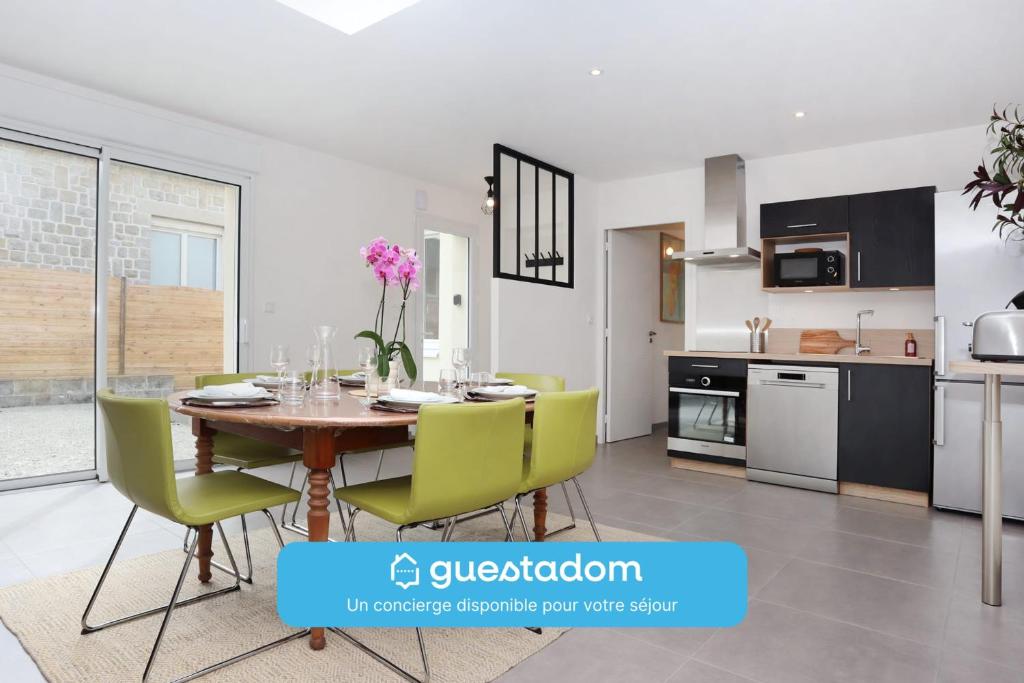 Una cocina y un comedor con mesa y sillas. en Le Debussy - Wifi - Parking - Centre, en Laval