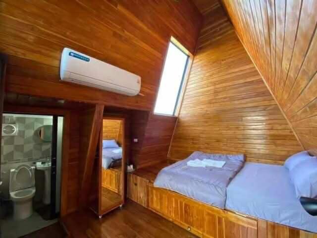 una camera con un letto e una finestra in una barca di บ่อดินอินไซด์เอาท์BhorDin InSideOut 