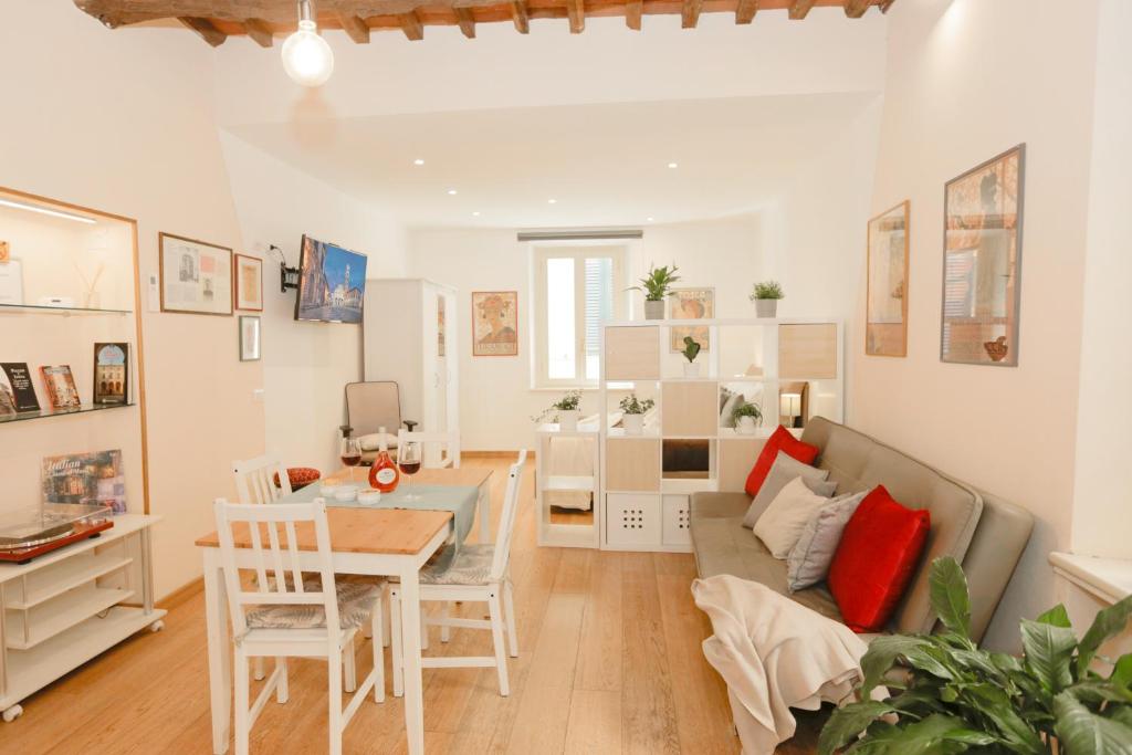 Χώρος καθιστικού στο Puccini fresco - Appartamento Lucca Centro WiFi AirC Netflix