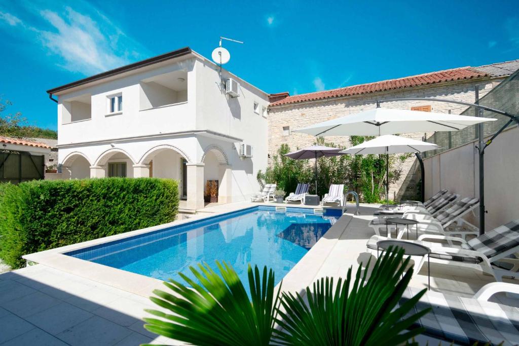 Villa Martin - Fast WiFi, Near restaurant, Fenced Yard, Pavilion, Center of Village