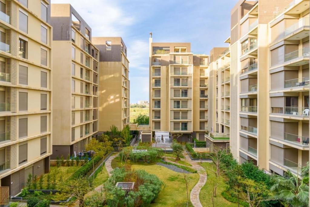 DbayehにあるViva - Elegant 3-BR Apt & Balcony at Waterfront Dbayehの中庭付きのアパートメント