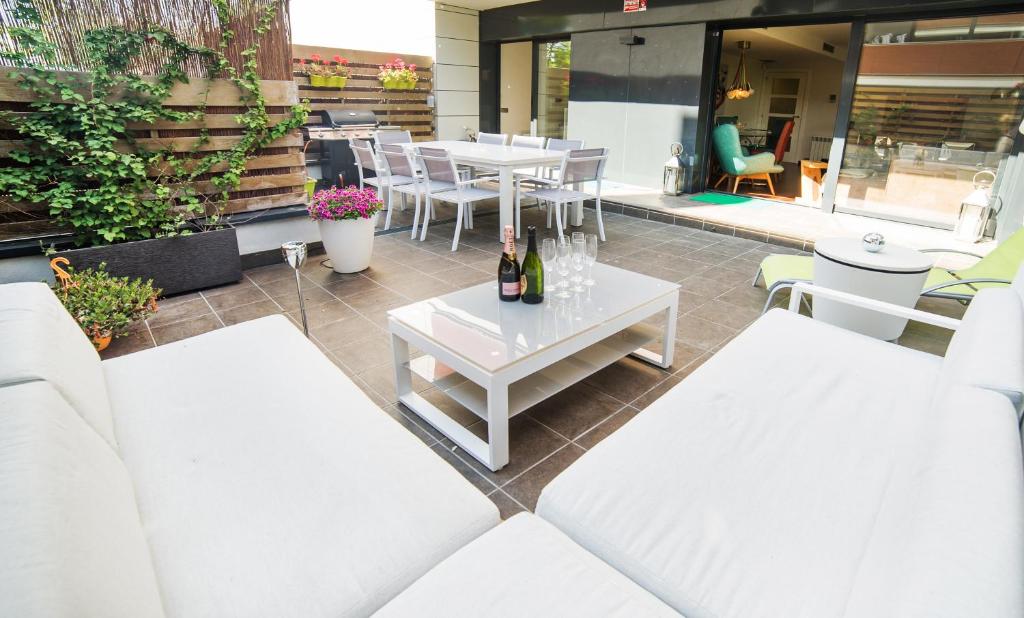 Nápoje v ubytovaní Luxury Apartment in Sitges City